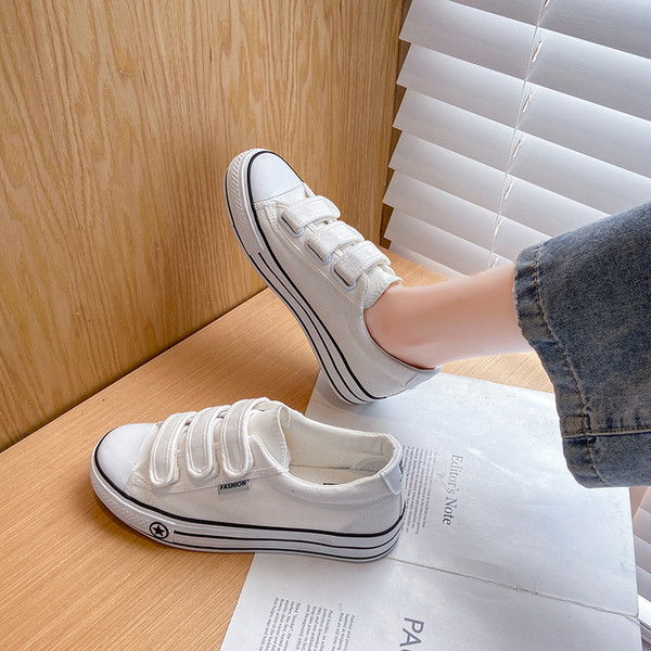 Γυναικεία αθλητικά παπούτσια με στερέωση βελκρό και επίπεδη σόλα