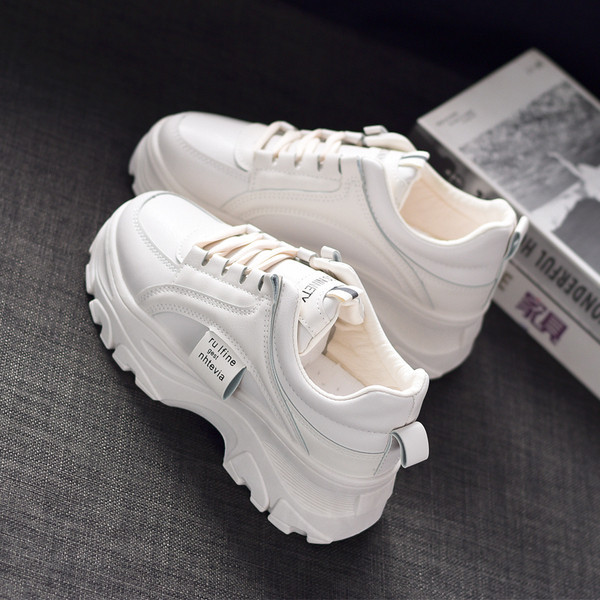 Kareda talla ja paeltega naiste vabaaja tossud