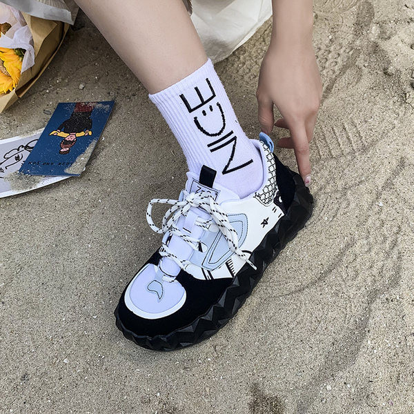 Γυναικεία πάνινα παπούτσια με απλικέ και επίπεδη σόλα