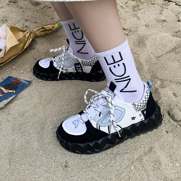 Γυναικεία πάνινα παπούτσια με απλικέ και επίπεδη σόλα