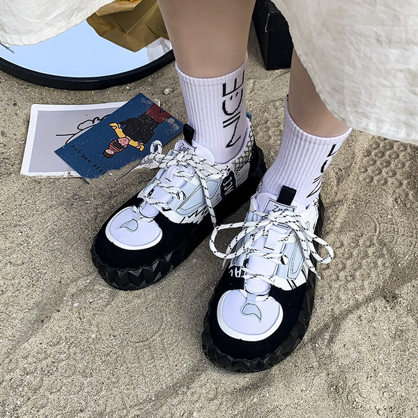 Γυναικεία πάνινα παπούτσια με απλικέ και επίπεδη σόλα