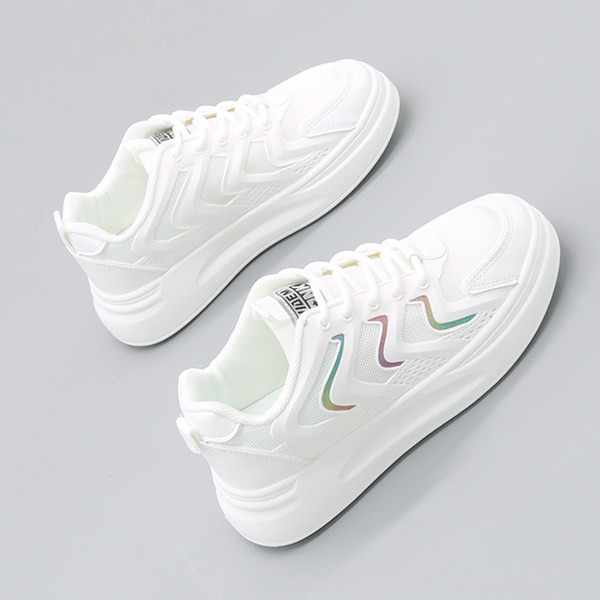 Jauns sieviešu kedu modelis tīrā modelī ar mežģīnēm un plakanu zoli