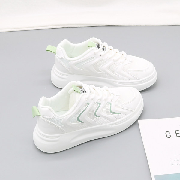 Jauns sieviešu kedu modelis tīrā modelī ar mežģīnēm un plakanu zoli