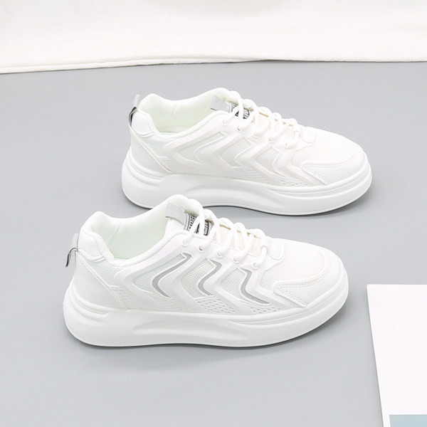 Jauns sieviešu kedu modelis tīrā modelī ar mežģīnēm un plakanu zoli