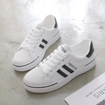 Ženske tenisice u bijeloj boji sa vezicama i ravnim đonom - pogodne za ljeto