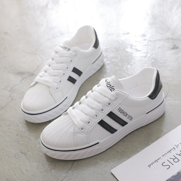 Ženske tenisice u bijeloj boji sa vezicama i ravnim đonom - pogodne za ljeto