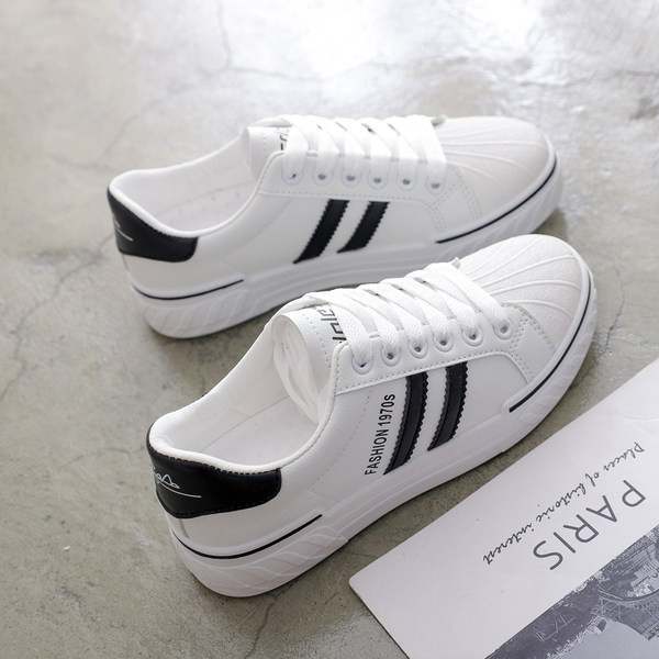 Ženske tenisice u bijeloj boji sa vezicama i ravnim đonom - pogodne za ljeto