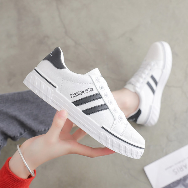 Ženske tenisice u bijeloj boji sa vezicama i ravnim đonom - pogodne za ljeto