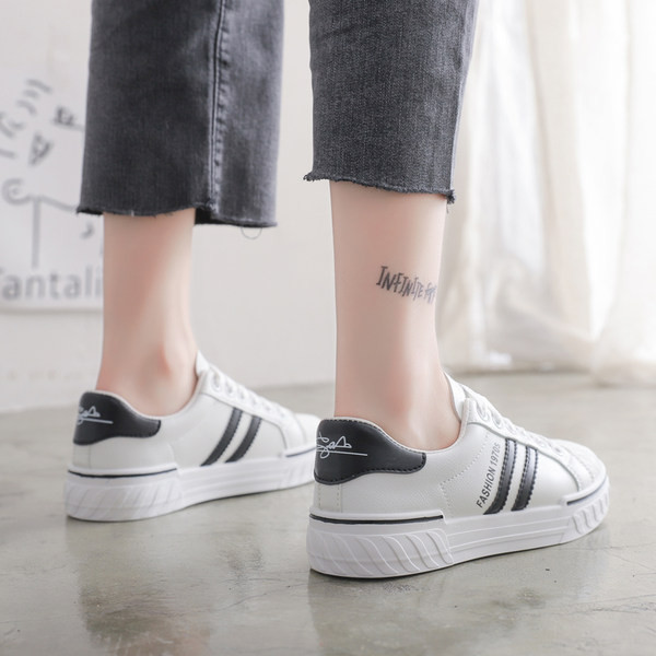 Ženske tenisice u bijeloj boji sa vezicama i ravnim đonom - pogodne za ljeto