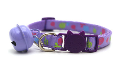 Spalvingas katės antkaklis su kelių spalvų varpeliu