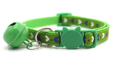 Spalvingas katės antkaklis su kelių spalvų varpeliu