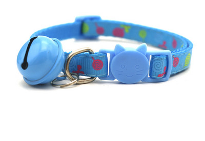 Spalvingas katės antkaklis su kelių spalvų varpeliu