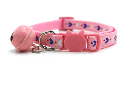 Spalvingas katės antkaklis su kelių spalvų varpeliu