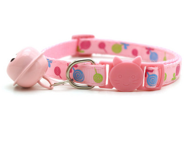 Spalvingas katės antkaklis su kelių spalvų varpeliu