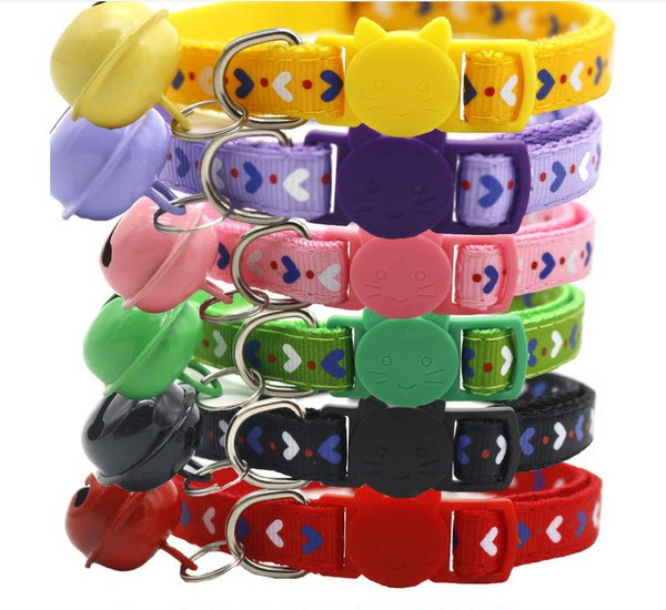 Spalvingas katės antkaklis su kelių spalvų varpeliu