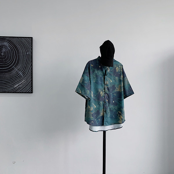 Широка мъжка риза в преливащи се цветове