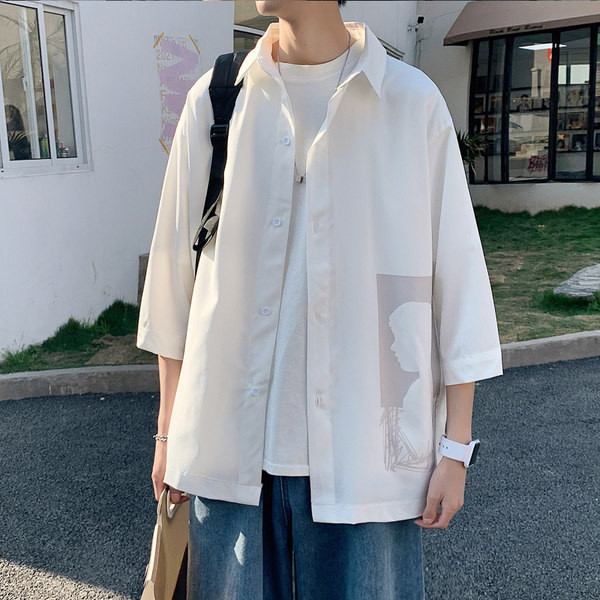 Широк модел мъжка риза с класическа яка и апликация