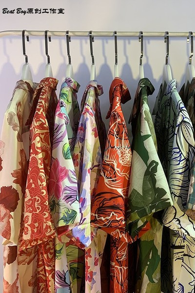 Многоцветна мъжка риза с флорален десен и джоб