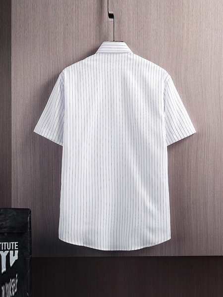 Едноцветна мъжка риза с  класическа яка и къс ръкав