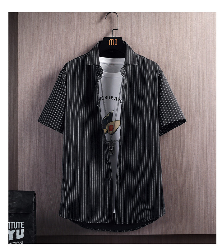 Едноцветна мъжка риза с  класическа яка и къс ръкав