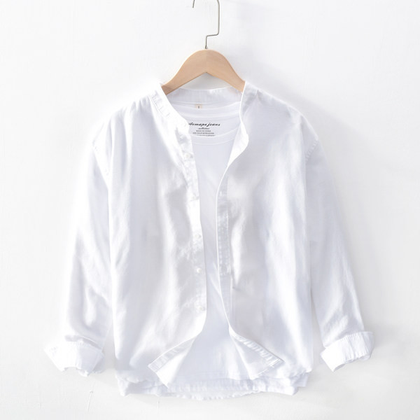 Изчистен модел мъжка риза, подходяща за пролетта и лятото с ниска яка и копчета