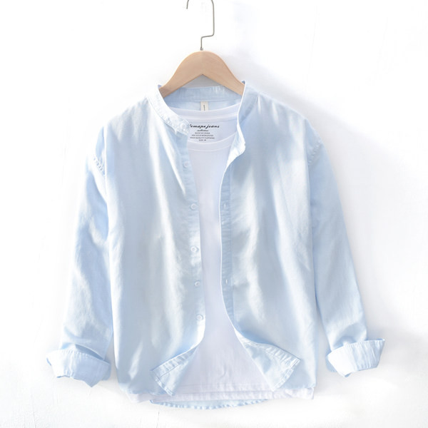 Изчистен модел мъжка риза, подходяща за пролетта и лятото с ниска яка и копчета