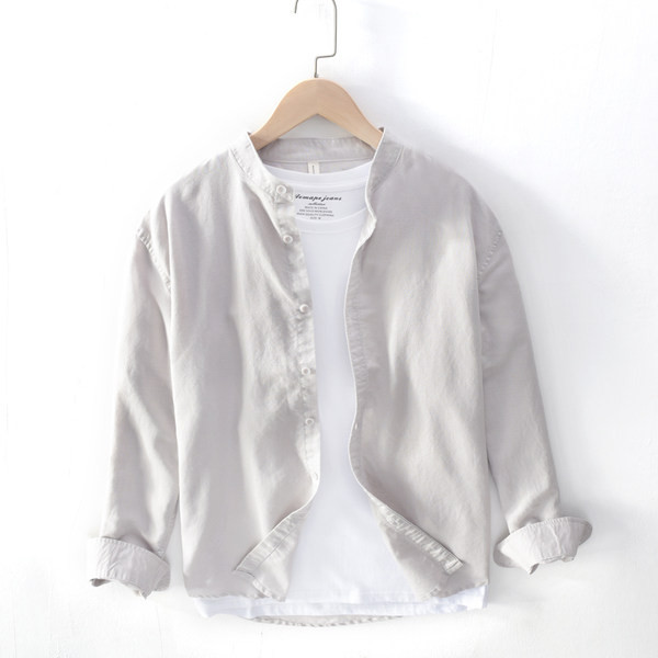 Изчистен модел мъжка риза, подходяща за пролетта и лятото с ниска яка и копчета