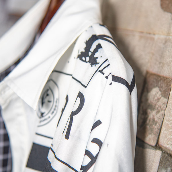 Цветна мъжка риза с надписи и къси ръкави