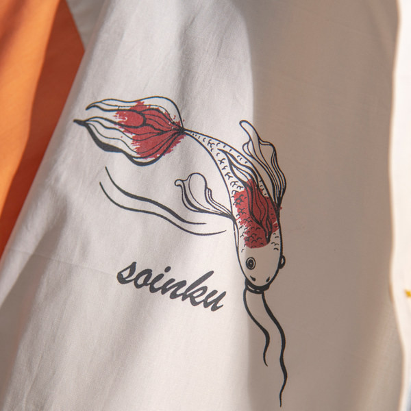 Широка мъжка риза с класическа яка и апликация