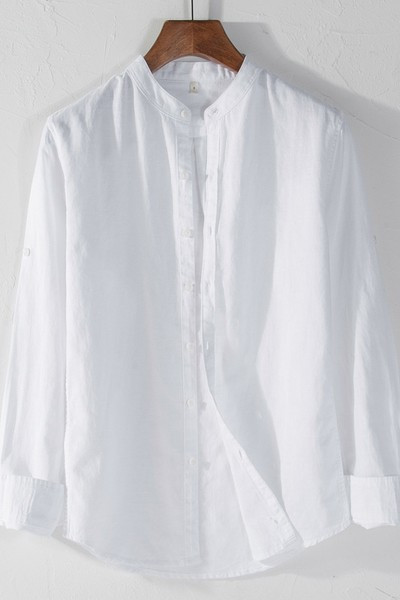 Изчистен модел мъжка ленена риза с ниска яка и подвиващи се ръкави