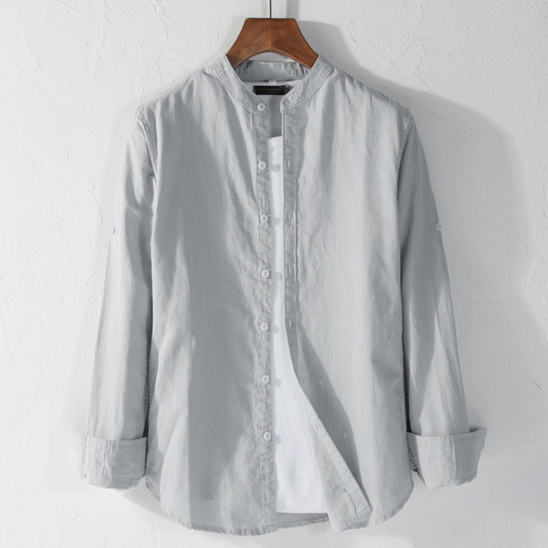 Изчистен модел мъжка ленена риза с ниска яка и подвиващи се ръкави