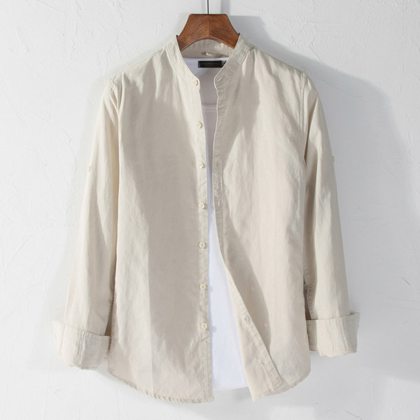 Изчистен модел мъжка ленена риза с ниска яка и подвиващи се ръкави