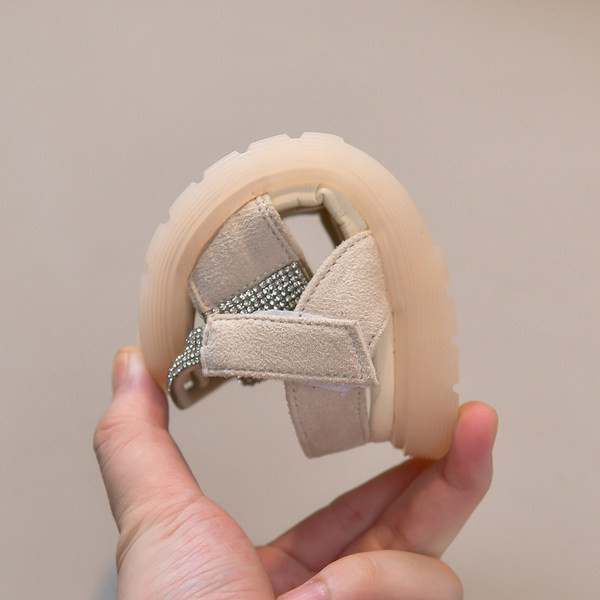 Детски лъскави сандали с камъни и равна подметка