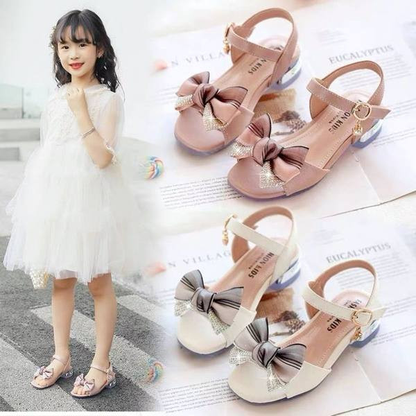 Модерни сандали с панделка и катарама за момичета