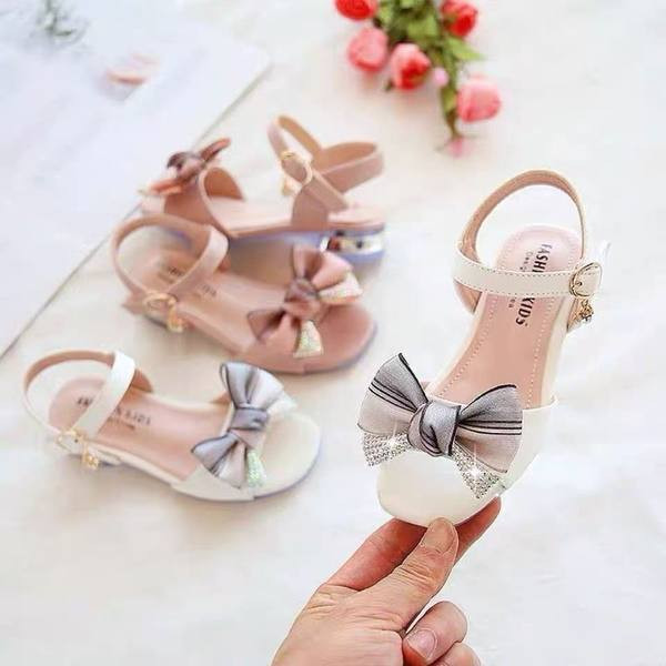Модерни сандали с панделка и катарама за момичета