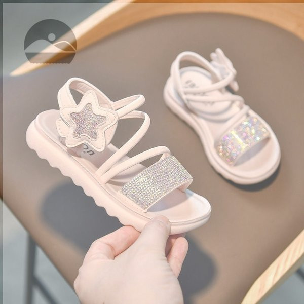 Актуални лъскави сандали с камъни 