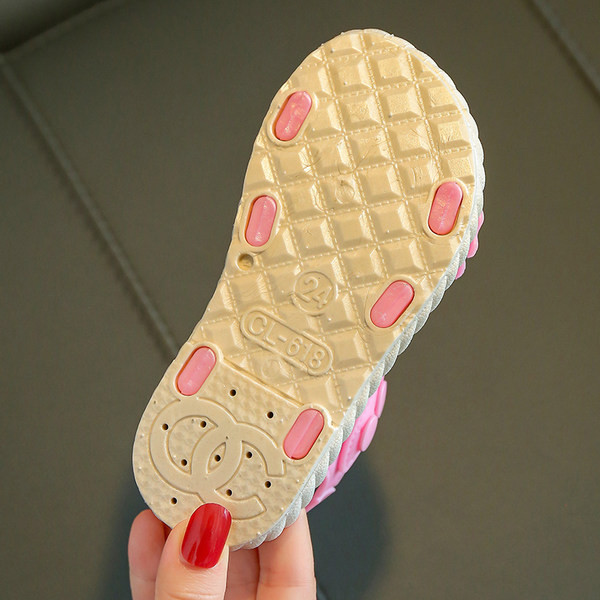 Bērnu sandales meitenēm ar 3D elementiem un gumijas zoli