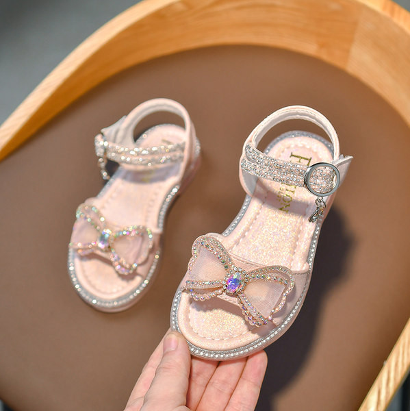 Jauna modeļa bērnu sandales ar sprādzēm un dekoratīvie akmeņi