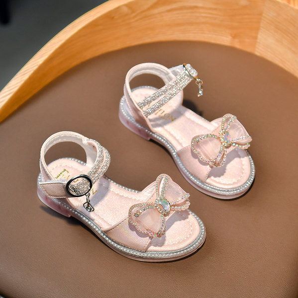 Jauna modeļa bērnu sandales ar sprādzēm un dekoratīvie akmeņi