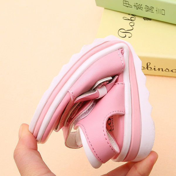 Bērnu sandales ar mīkstām zolēm un 3D elementu meitenēm