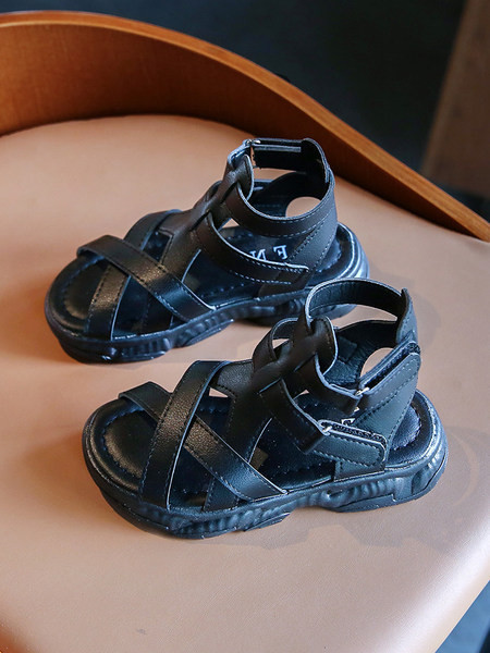 Jauns ādas sandaļu modelis ar lencēm baltā un melnā krāsā