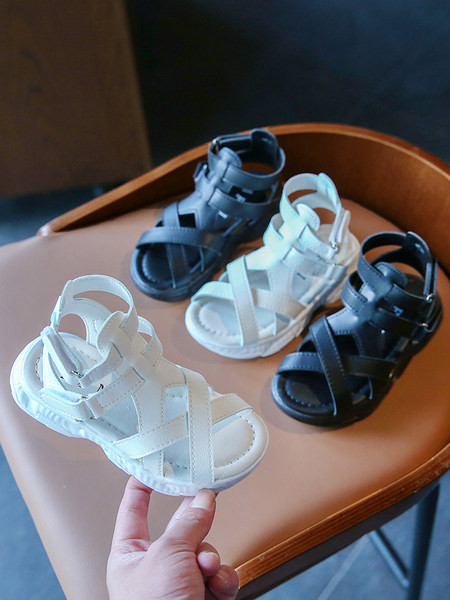 Jauns ādas sandaļu modelis ar lencēm baltā un melnā krāsā