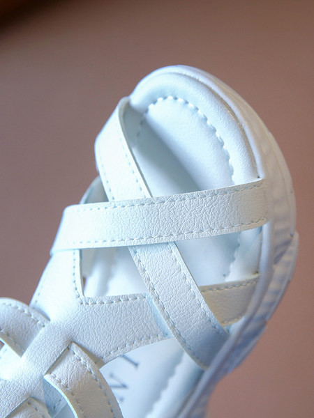 Jauns ādas sandaļu modelis ar lencēm baltā un melnā krāsā