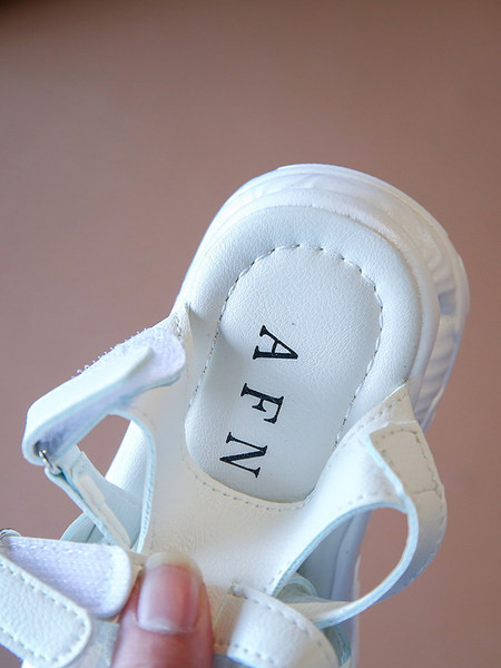 Jauns ādas sandaļu modelis ar lencēm baltā un melnā krāsā