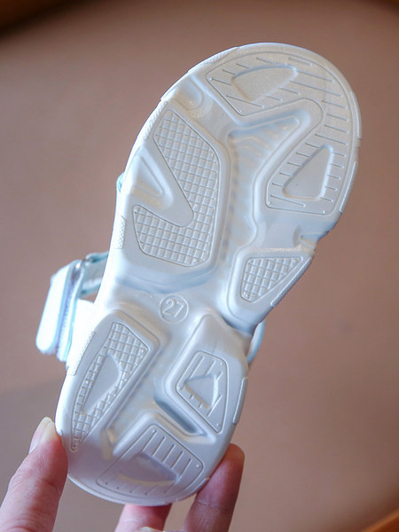 Jauns ādas sandaļu modelis ar lencēm baltā un melnā krāsā