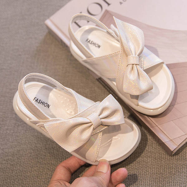 Bērnu ādas sandales ar lenti un plakanu zoli