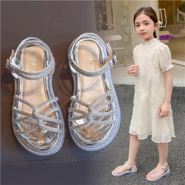 Jauns sandaļu modelis ar plānām lencītēm un akmentiņiem