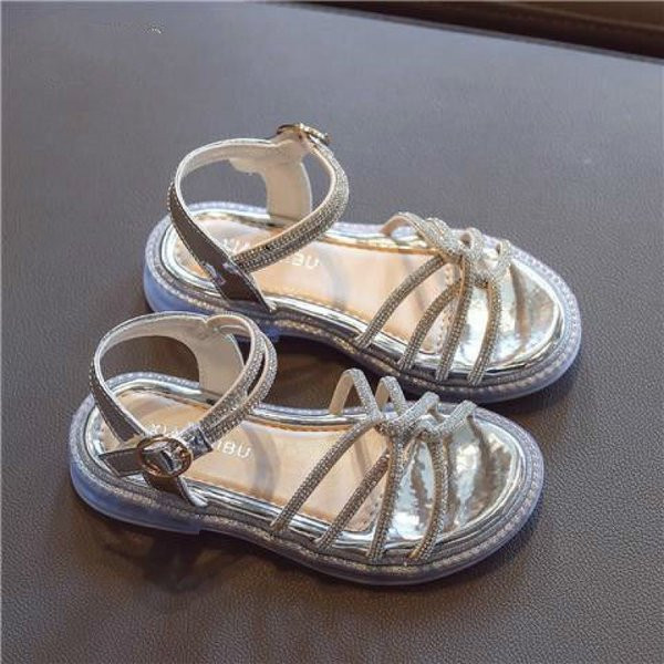 Jauns sandaļu modelis ar plānām lencītēm un akmentiņiem