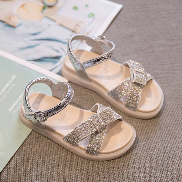 Jauns sandales modelis ar brokātu un lenti