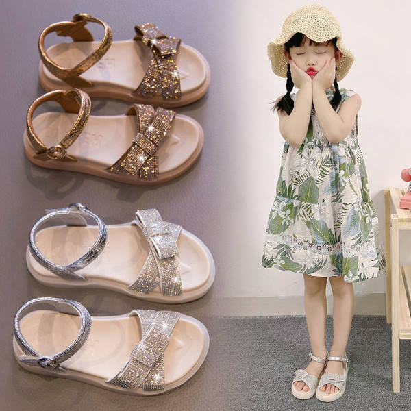 Jauns sandales modelis ar brokātu un lenti